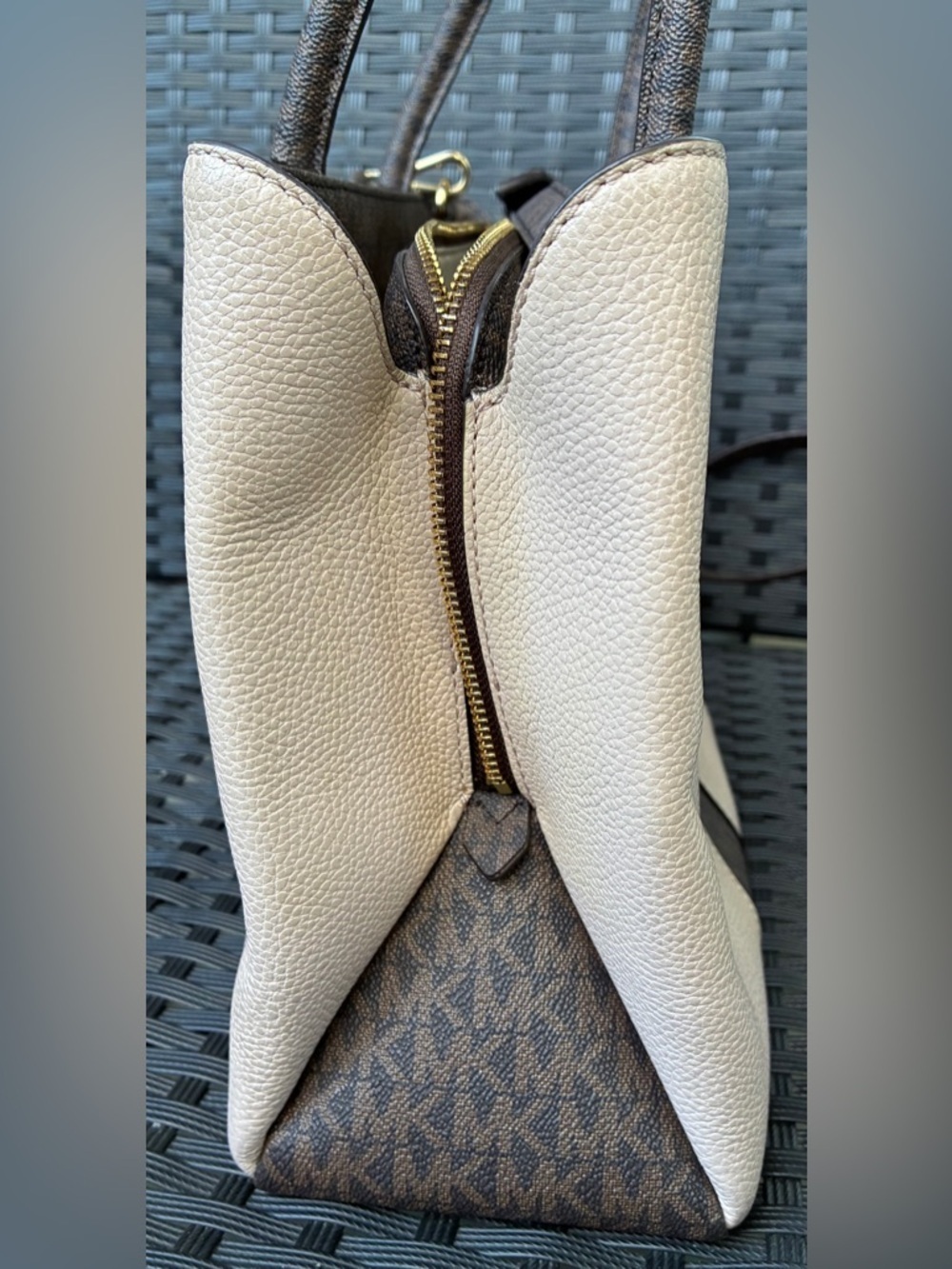 MICHAEL KORS BAG,Authentic Michael Kors Crossbody Bag. - Picture 14 of 16